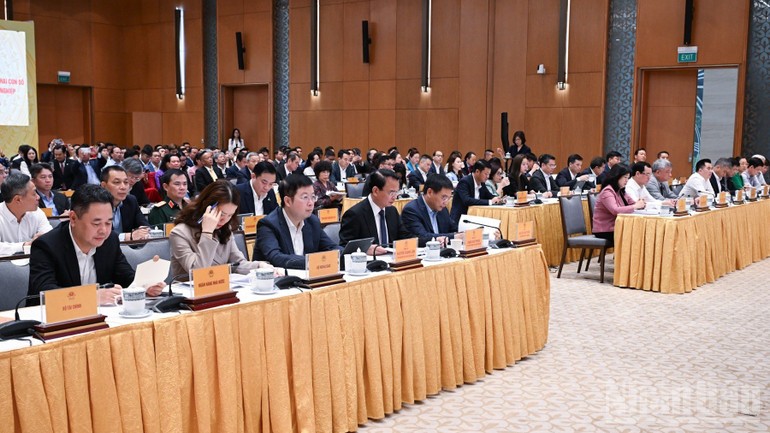 Các đồng chí lãnh đạo, đại biểu tham dự hội nghị.