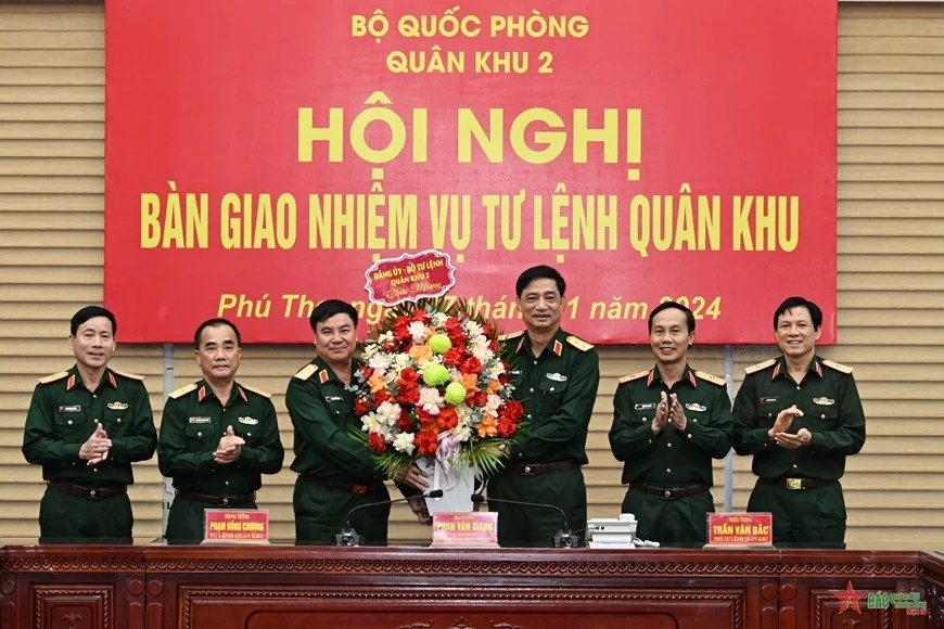 Lãnh đạo Quân khu 2 tặng hoa chúc mừng Trung tướng Phạm Hồng Chương được về nghỉ chế độ theo quy định.