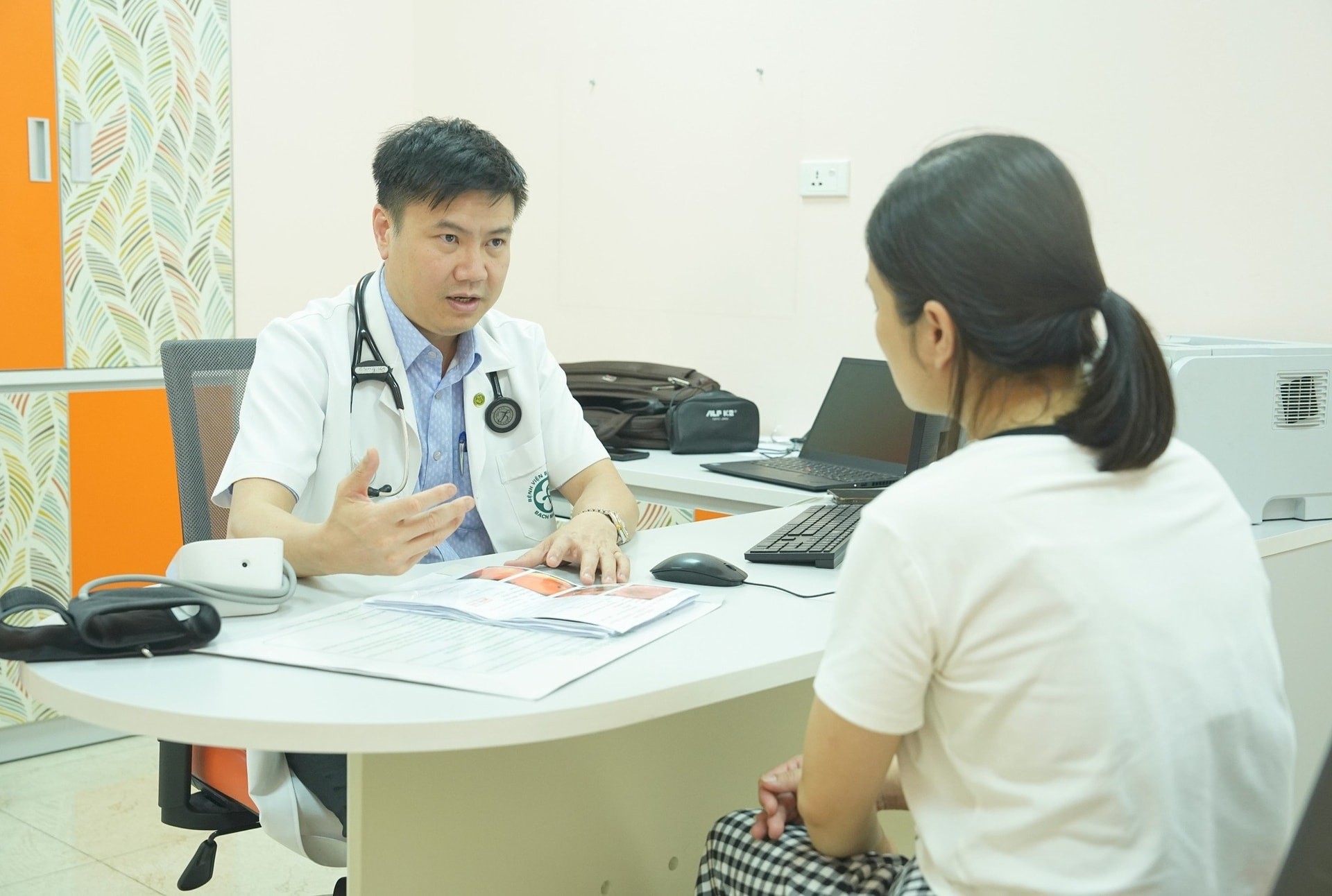 Bệnh nhân tham gia khám, chữa bệnh theo yêu cầu tại Bệnh viện Bạch Mai. Bệnh nhân tham gia khám, chữa bệnh theo yêu cầu tại Bệnh viện Bạch Mai.
