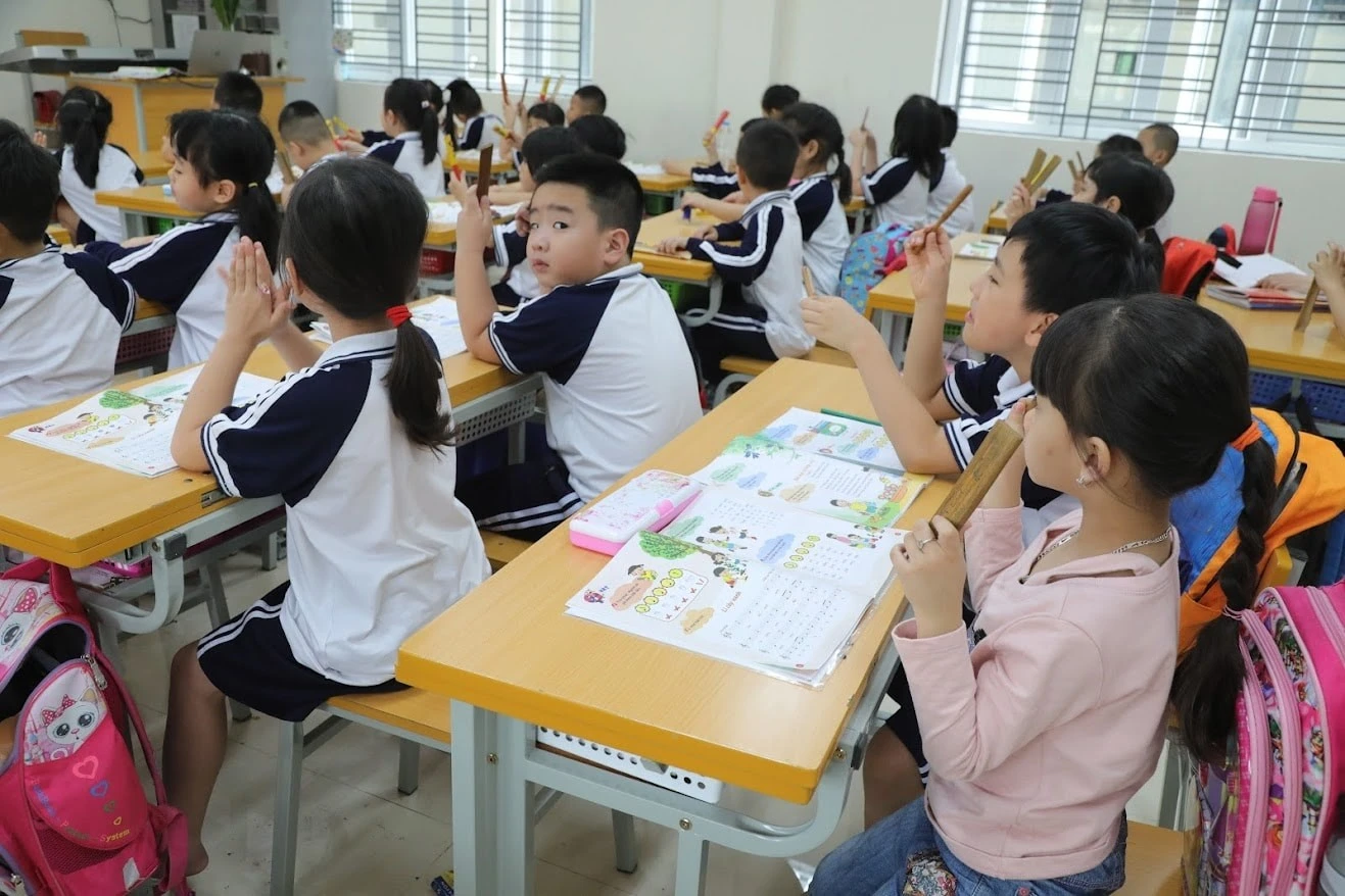 Học sinh tiểu học Hà Nội với sách giáo khoa và Chương trình GDPT 2018.