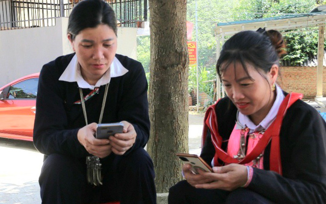 Dao women in Coc My commune, Bat Xat share information warning of fraud in groups to avoid falling into traps. Chị em phụ nữ người Dao ở xã Cốc Mỳ, Bát Xát chia sẻ các thông tin cảnh báo lừa đảo vào hội nhóm để tránh sập bẫy.