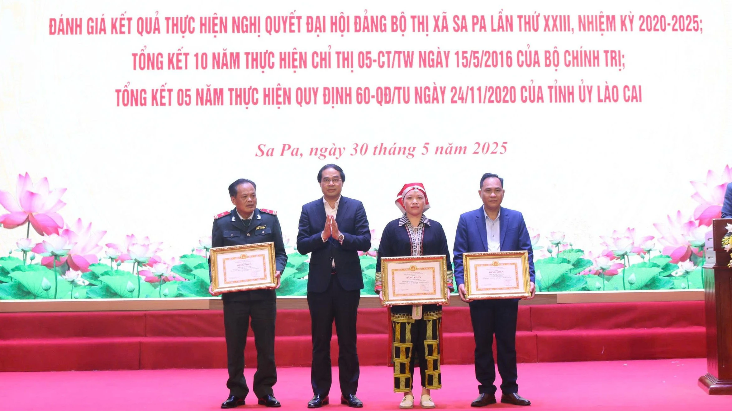 tang-bang-khen-cua-ban-thuong-vu-tinh-uy-cho-01-tap-the-va-04-ca-nhan-da-co-thanh-tich-xuat-sac-5-nam-lien-tiep.jpg