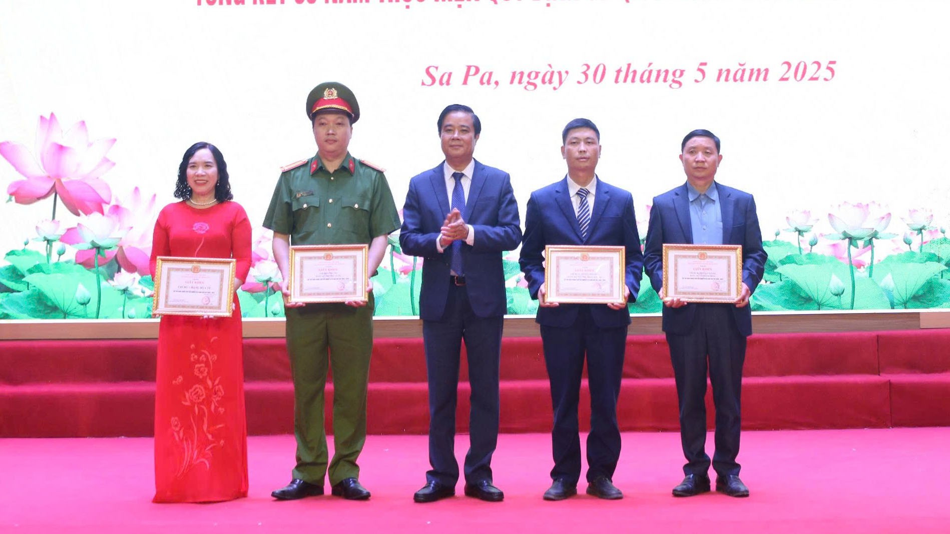 Tặng Giấy khen cho các tập thể, cá nhân đã có thành tích xuất sắc trong thực hiện Nghị quyết Đảng bộ thị xã nhiệm kỳ 2020 - 2025. tang-giay-khen-cho-cac-tap-the-ca-nhan-da-co-thanh-tich-xuat-sac-trong-thuc-hien-nghi-quyet-dang-bo-thi-xa-nhiem-ky-2020-2025.jpg