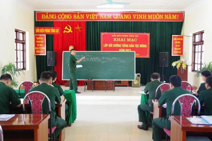 Lớp bồi dưỡng tiếng Mông tại Cao Bằng.