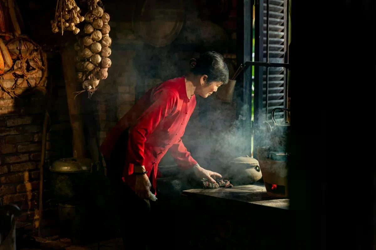 Lau dọn bàn bếp sau khi thay bếp lò.