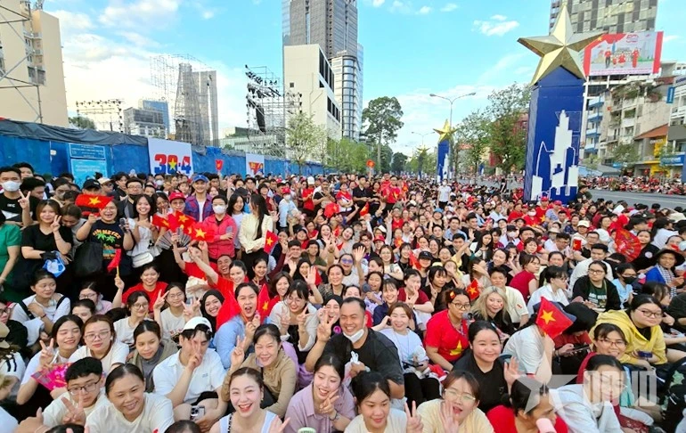 Đông đảo người dân đã đến từ sáng sớm theo dõi buổi tổng duyệt.