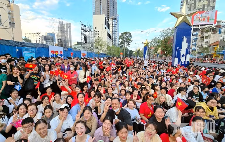 Đông đảo người dân đã đến từ sáng sớm theo dõi buổi tổng duyệt.