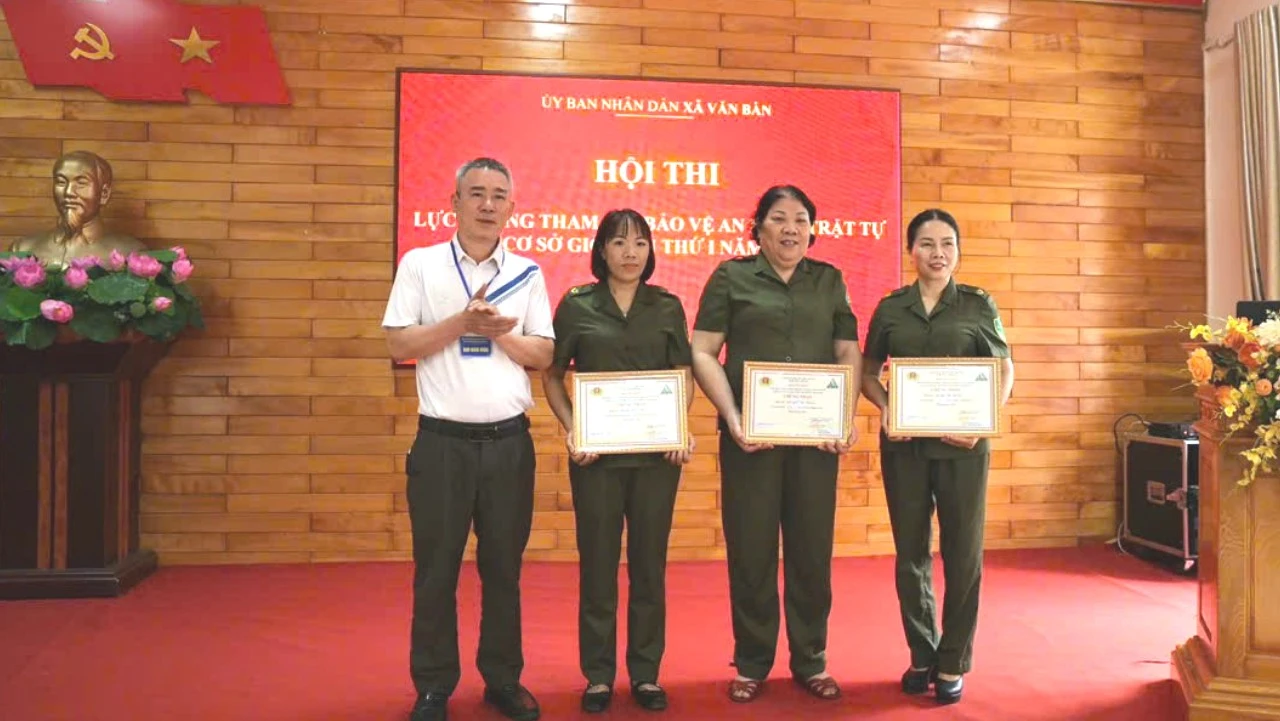 Trao giải cho các thí sinh xuất sắc.