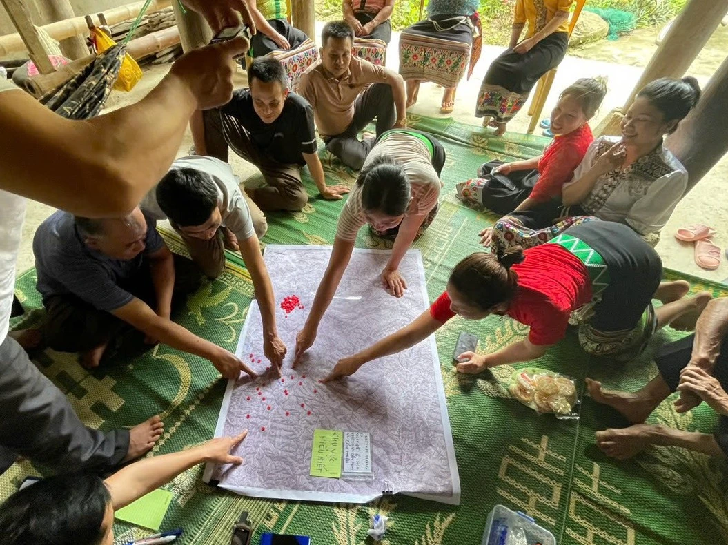 Người dân địa phương xác định các khu vực sinh sống của một số loài động vật giúp đoàn chuyên gia lập bản đồ cộng đồng, tăng cường công tác quản lý, bảo vệ đa dạng sinh học trong Khu Bảo tồn thiên nhiên Pù Huống.