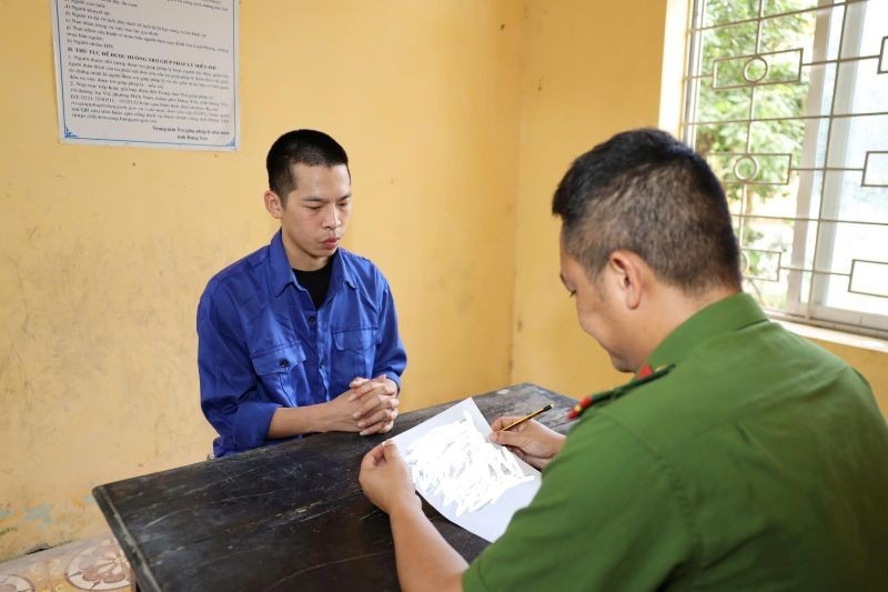 Cán bộ Công an tỉnh Hưng Yên lấy lời khai của đối tượng bị bắt trong vụ án lừa đảo đầu tư tiền ảo. Cán bộ Công an tỉnh Hưng Yên lấy lời khai của đối tượng bị bắt trong vụ án lừa đảo đầu tư tiền ảo.