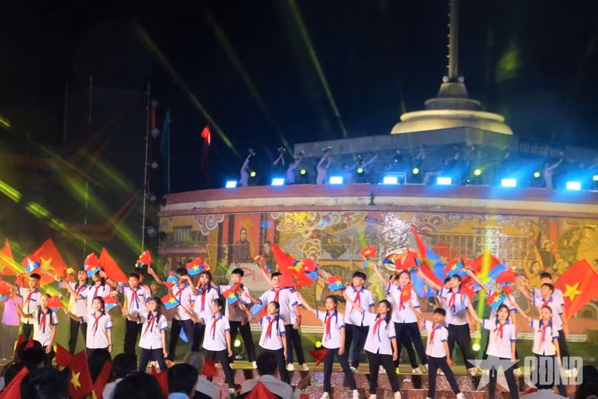 Các tiết mục văn nghệ tại điểm cầu Quảng Trị.