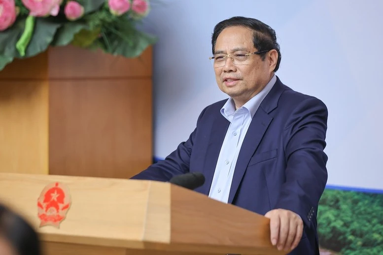 Thủ tướng lưu ý, việc đẩy nhanh tiến độ cần gắn với bảo đảm chất lượng, kỹ thuật, mỹ thuật, an toàn, vệ sinh môi trường; tăng cường quản lý, kiểm tra, giám sát, nâng cao chất lượng công trình, tuyệt đối không để xảy ra tiêu cực, tham nhũng, lãng phí và mất an toàn lao động.