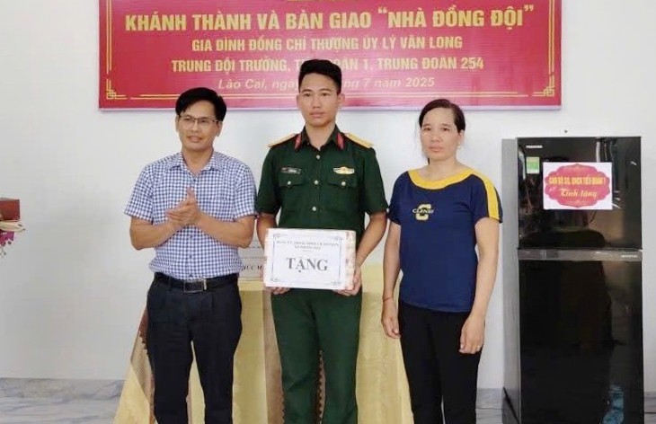 អាជ្ញាធរមូលដ្ឋានផ្តល់អំណោយដល់គ្រួសារយោធិន លី វ៉ាន់ឡុង។ img-3779.jpg