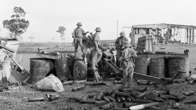 Quân Giải phóng chiếm Trường Thiết giáp của quân ngụy tại căn cứ Nước Trong (Biên Hòa). Từ đầu tháng 4/1975, các binh đoàn chủ lực của ta từ khắp các hướng tiến về Sài Gòn, tấn công địch với sức mạnh vũ bão và tiêu diệt toàn bộ tuyến phòng thủ từ vòng ngoài của địch.