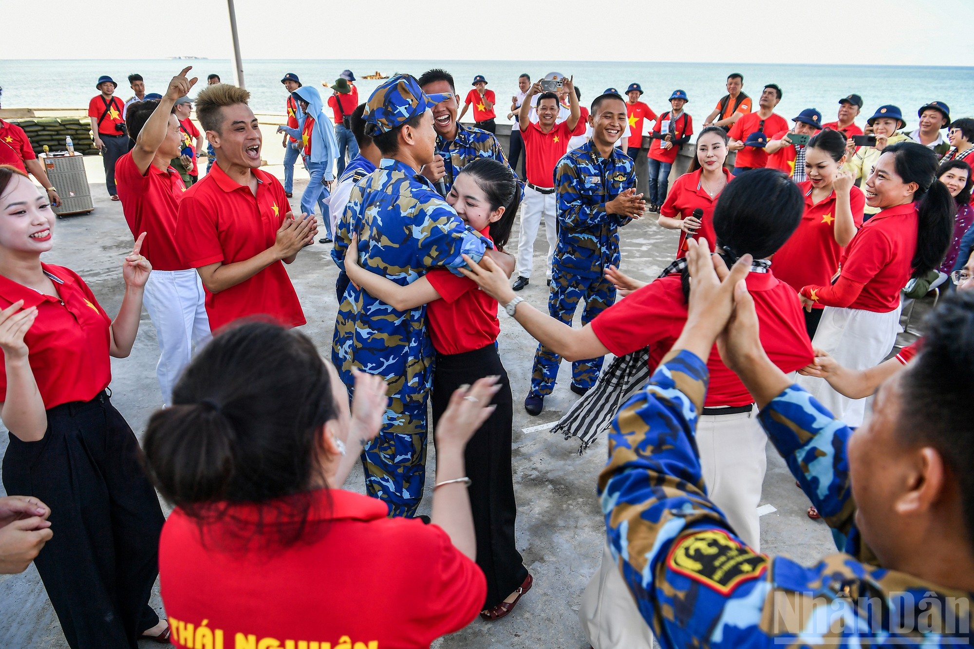 Lính đảo chỉ thiếu hơi ấm tình người. Lính đảo chỉ thiếu hơi ấm tình người.