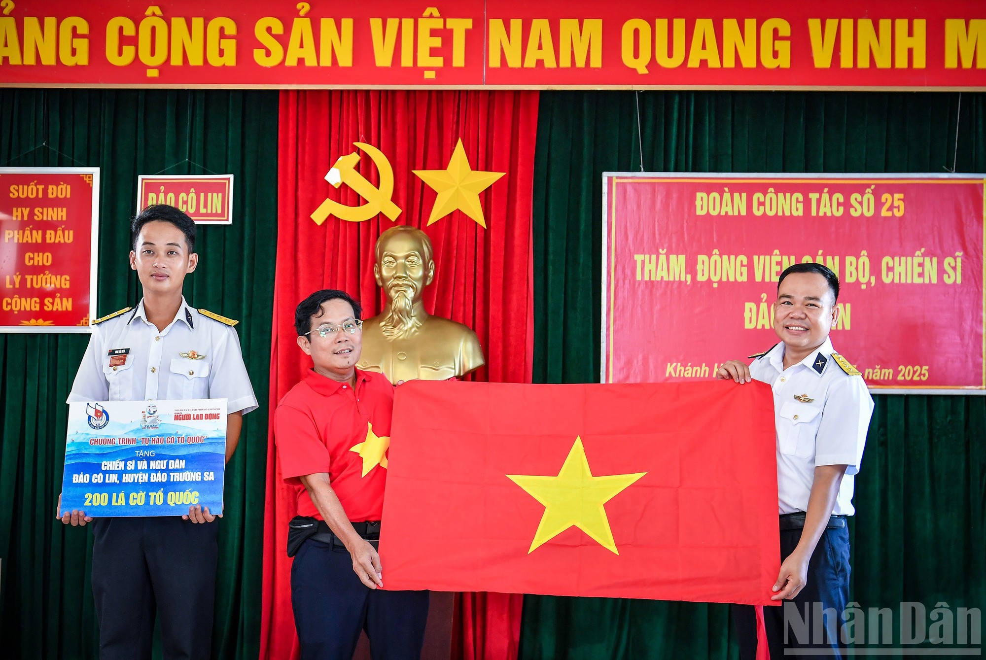 Nhà báo Tô Đình Tuân, Tổng Biên tập Báo Người Lao Động trao cờ Tổ quốc từ chương trình "Tự hào cờ Tổ quốc" đến các chiến sĩ và ngư dân. Nhà báo Tô Đình Tuân, Tổng Biên tập Báo Người Lao Động trao cờ Tổ quốc từ chương trình "Tự hào cờ Tổ quốc" đến các chiến sĩ và ngư dân.