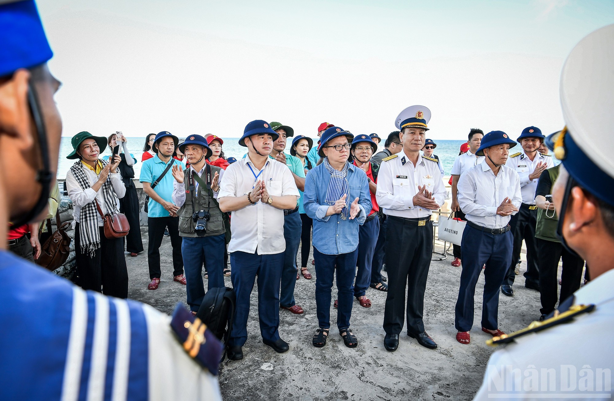“Chuyến đi này rất đặc biệt, điều đặc biệt nhất là không chỉ các phóng viên báo chí đi theo từng tốp nhỏ lẻ như trước kia, mà lần đầu tiên có số lượng báo chí quy mô lớn, trong đó có lãnh đạo cơ quan báo chí, lãnh đạo các Hội Nhà báo trên toàn quốc cùng đi trên một chuyến tàu ra quần đảo Trường Sa” – nhà báo Lê Quốc Minh nói. “Chuyến đi này rất đặc biệt, điều đặc biệt nhất là không chỉ các phóng viên báo chí đi theo từng tốp nhỏ lẻ như trước kia, mà lần đầu tiên có số lượng báo chí quy mô lớn, trong đó có lãnh đạo cơ quan báo chí, lãnh đạo các Hội Nhà báo trên toàn quốc cùng đi trên một chuyến tàu ra quần đảo Trường Sa” – nhà báo Lê Quốc Minh nói.