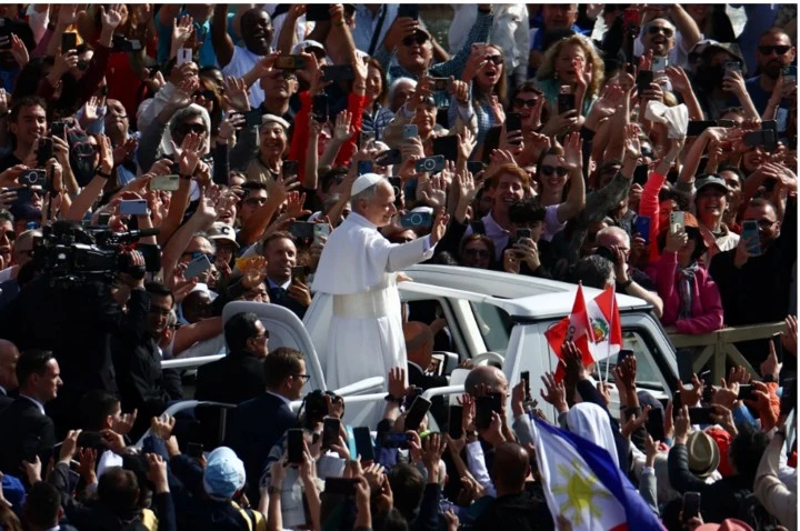 Giáo hoàng Leo tại Quảng trường Thánh Peter trước lễ nhậm chức.