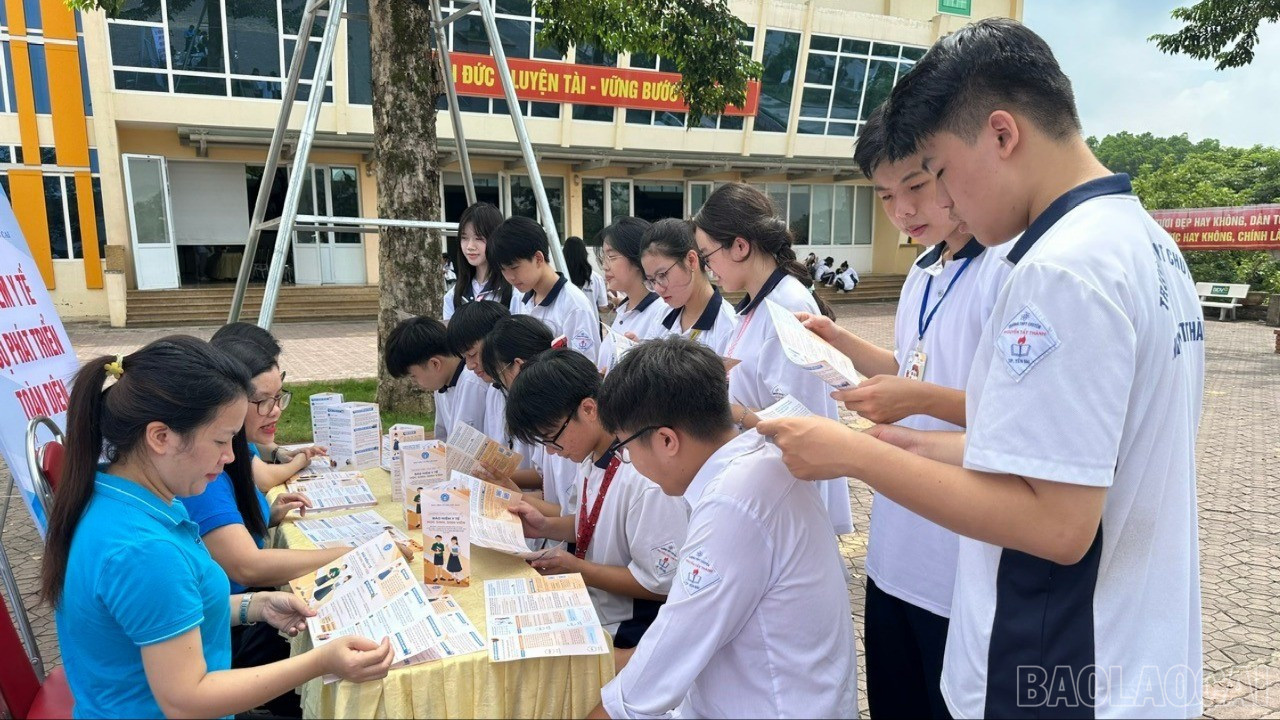 Học sinh Trường THPT Chuyên Nguyễn Tất Thành tìm hiểu chính sách BHYT. baolaocai-br-z7003767095192-2223fdb5775816e9421cf0cf0fd8f235.jpg
