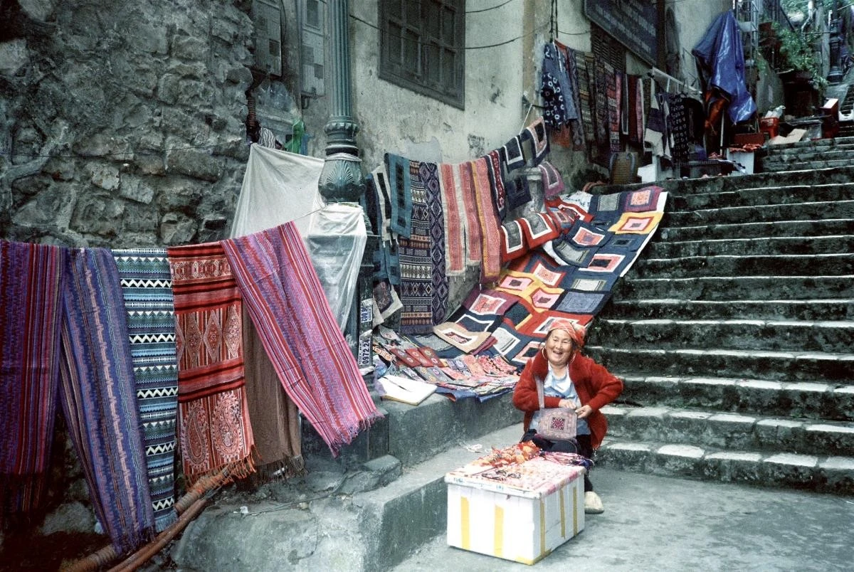 Các sản phẩm truyền thống của đồng bào dân tộc tại Sa Pa vẫn còn thiếu cạnh tranh trên thị trường các sản phẩm lưu niệm.