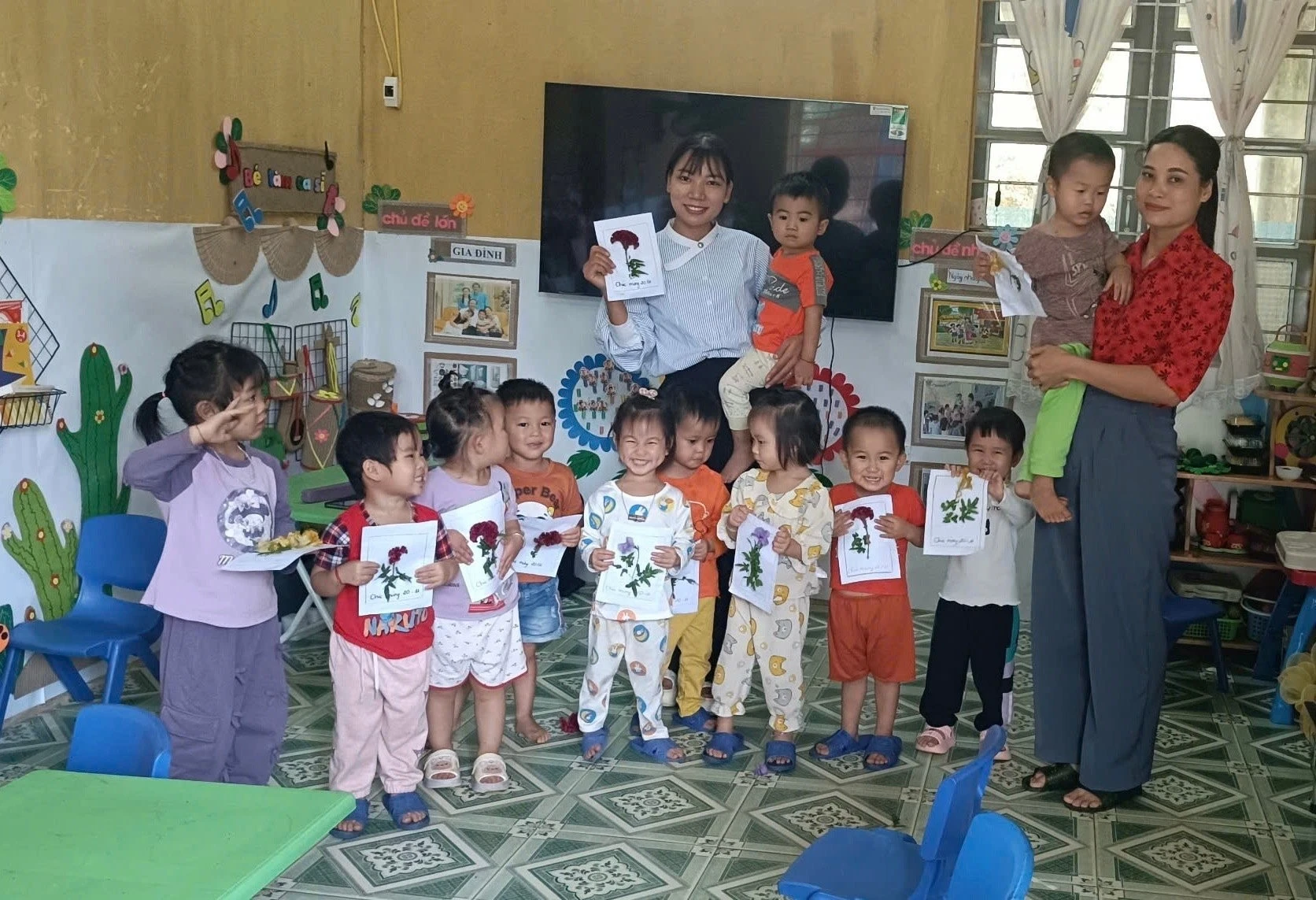 Các em học sinh vui mừng sau khi hoàn thành tác phẩm của mình.