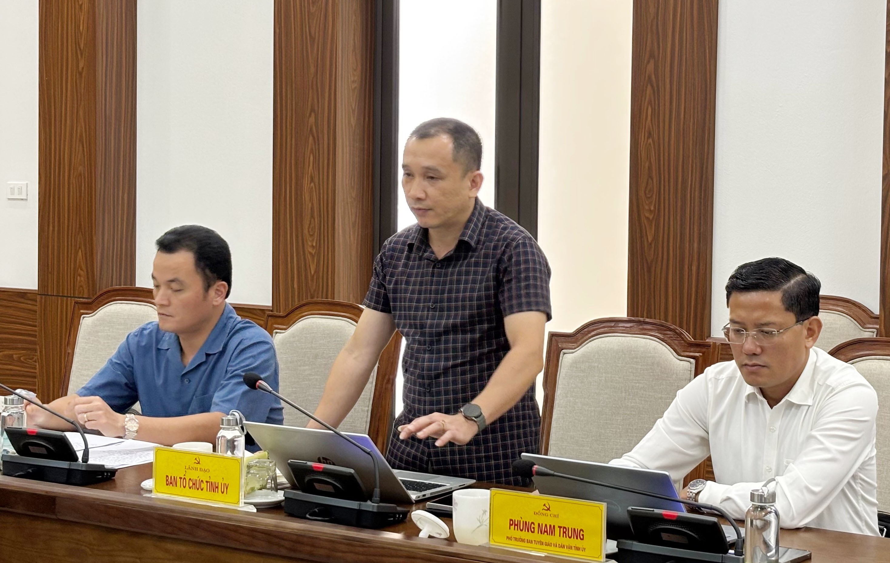 Lãnh đạo Ban Tổ chức Tỉnh ủy thảo luận tại hội nghị. img-0409.jpg