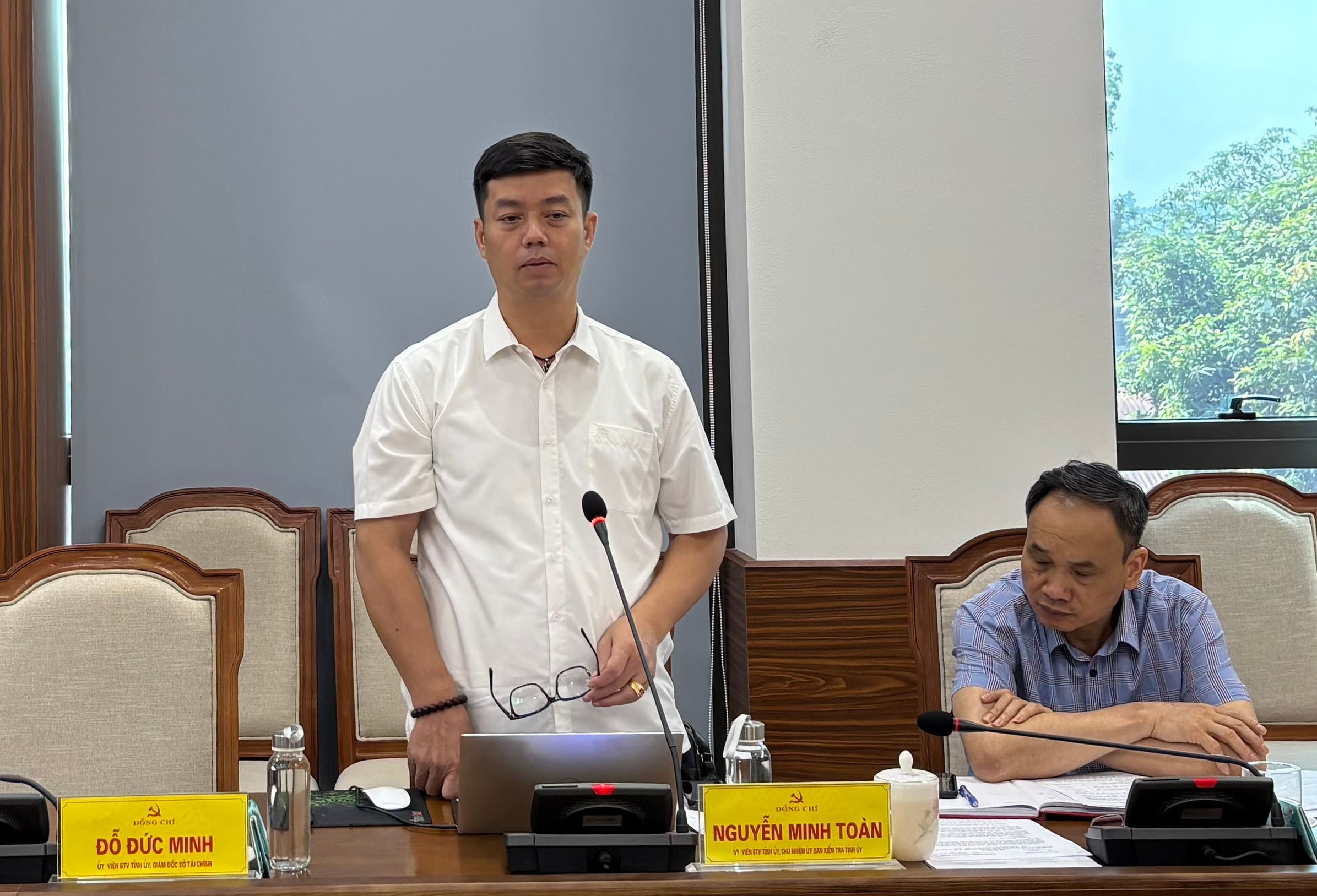 Đồng chí Nguyễn Minh Toàn, Ủy viên Ban Thường vụ, Chủ nhiệm Ủy ban Kiểm tra Tỉnh ủy phát biểu tại hội nghị img-0433.jpg