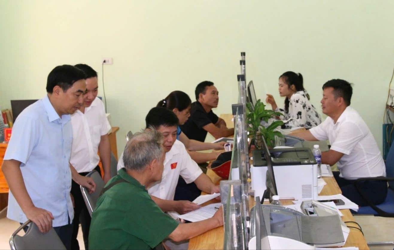 Bí thư Đảng ủy xã Tân Lĩnh (áo xanh) kiểm tra hoạt động tại Trung tâm Phục vụ Hành chính công xã. z6797558607025-94221690584fa3eb892f47e0d3e75d96-8732.jpg