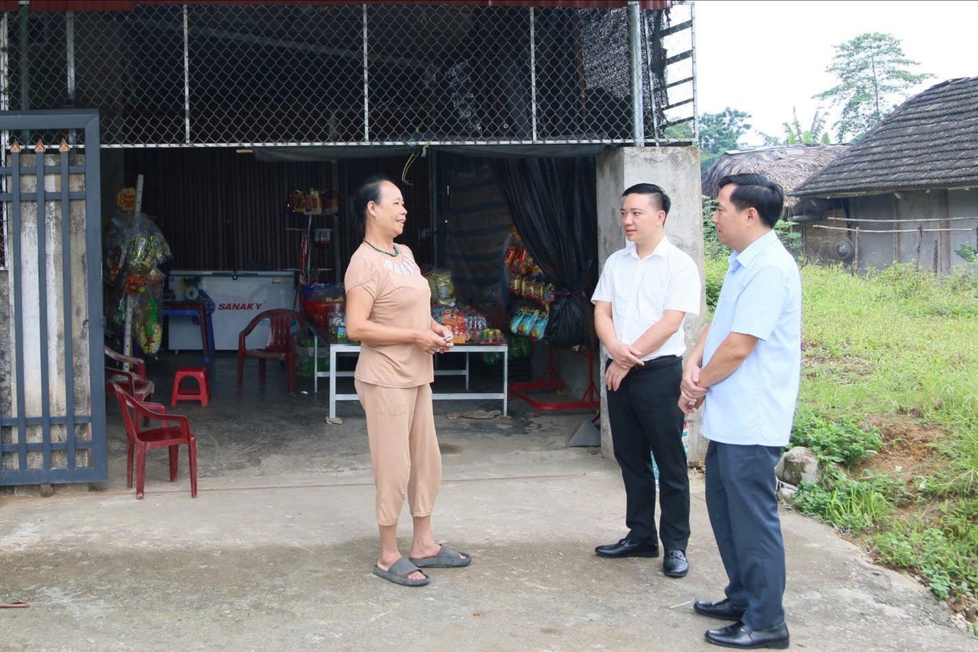 Lãnh đạo xã Tân Lĩnh hỏi thăm, lắng nghe và trực tiếp hướng dẫn các thủ tục về tách thửa cho bà Chu Thị Mùi, thôn 7. z6797558616672-e74ad505261c511f04aa949cee441325.jpg