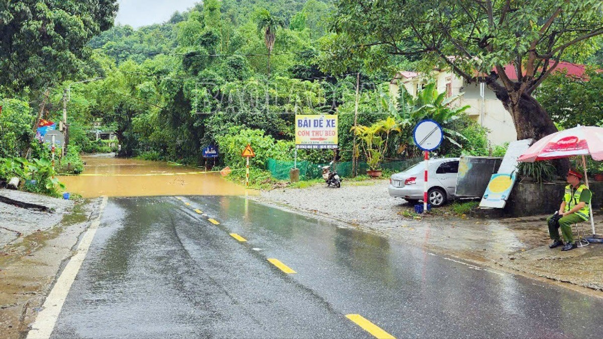 Nước lũ trên suối Ngòi Đum lên cao gây ngập một đoạn đường tại Km135, Quốc lộ 4D. z6797118342202-fd20a3fbbfa8fbb089eee0f25efa119e-9573.jpg