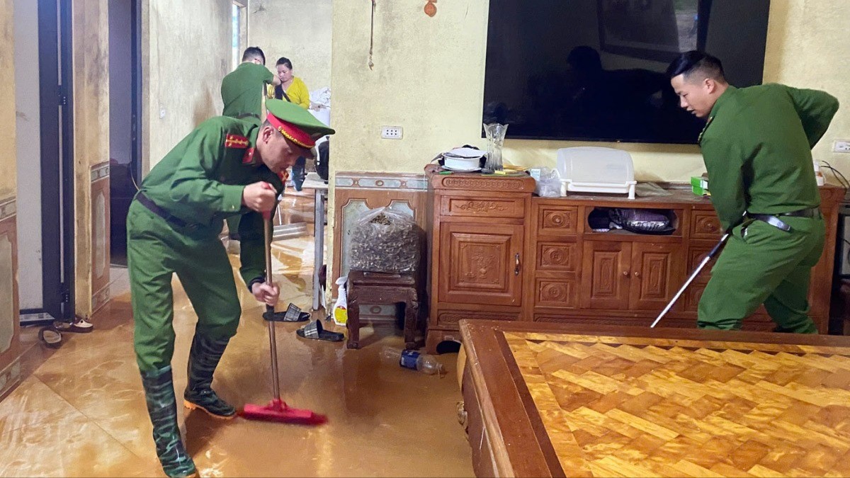 Công an phường Sa Pa hỗ trợ người dân dọn nhà sau khi lũ rút. z6796780918537-1cf6e8ff76415761ac6000b64cfbe7bb.jpg