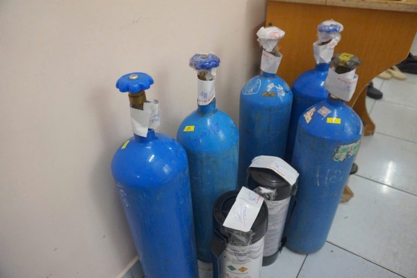 Một số bình khí N2O. Một số bình khí N2O.