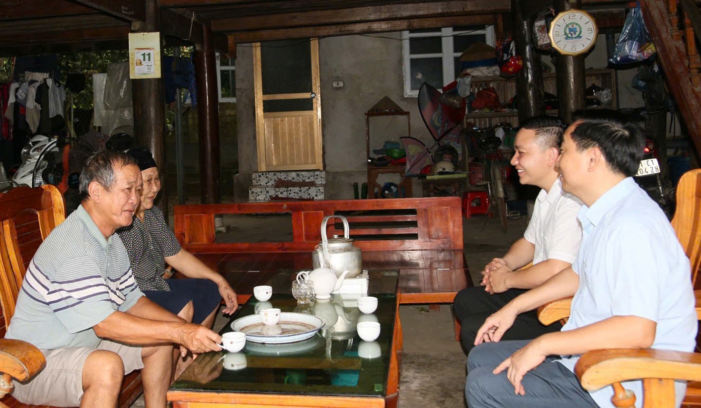 Lãnh đạo xã Tân Lĩnh thăm hỏi, nắm bắt tâm tư nguyện vọng của người dân ngay từ cơ sở. z6797558626832-4a0fe677212036b249656c4eb1df7b02.jpg