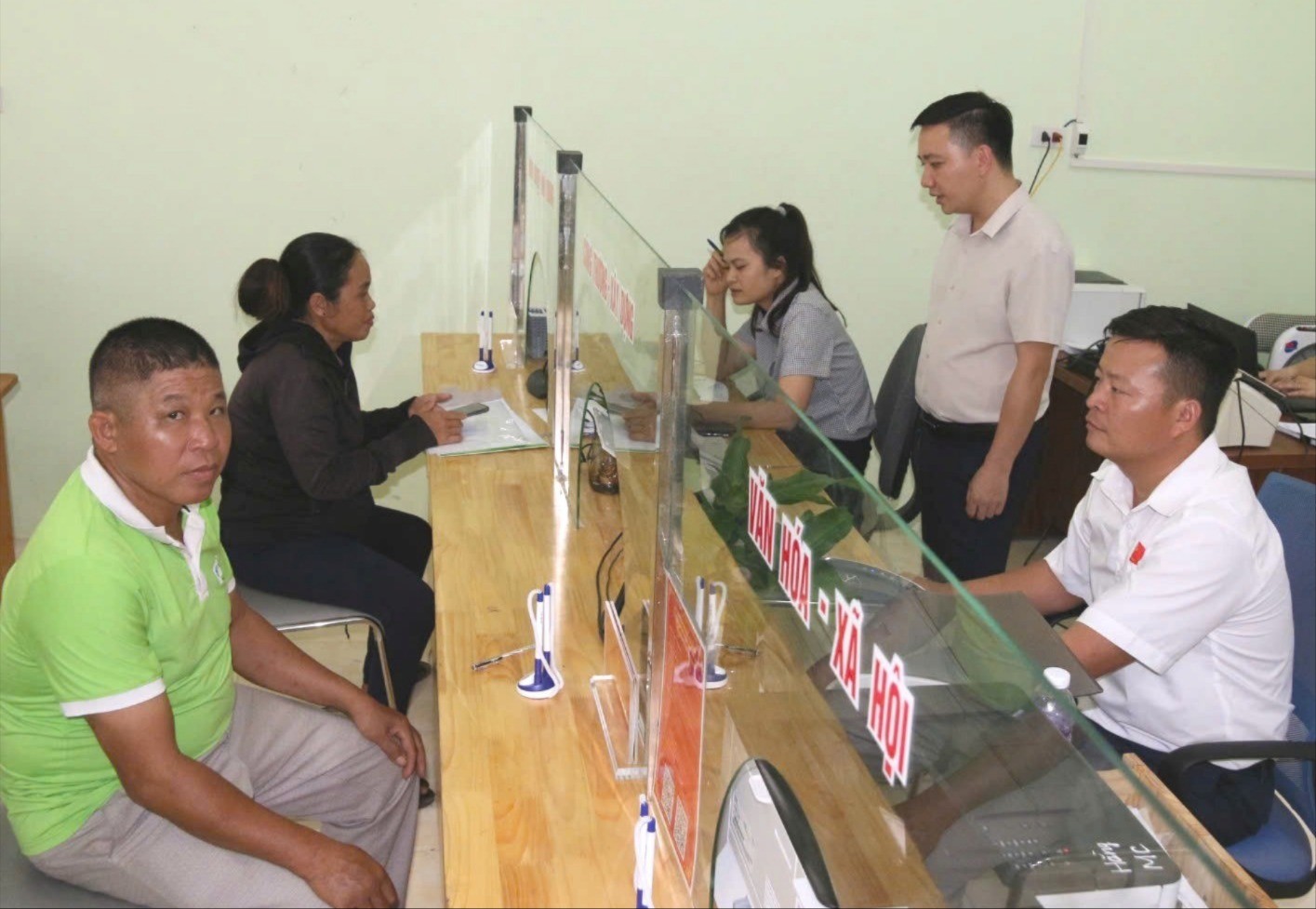 Người dân đến giao dịch tại Trung tâm Phục vụ Hành chính công xã Tân Lĩnh, tỉnh Lào Cai. z6797558596038-ec421db655c571f52d5579e38631815f-4638.jpg