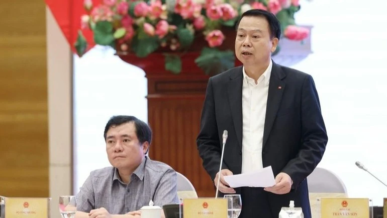 Thứ trưởng Tài chính Nguyễn Đức Chi trả lời câu hỏi của các nhà báo. (Ảnh: VGP)