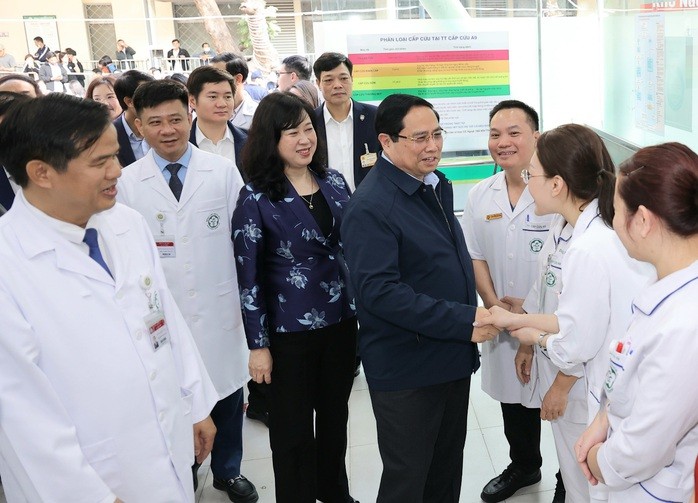 Thủ tướng Phạm Minh Chính và Bộ trưởng Y tế Đào Hồng Lan thăm, động viên y bác sĩ Bệnh viện Bạch Mai.