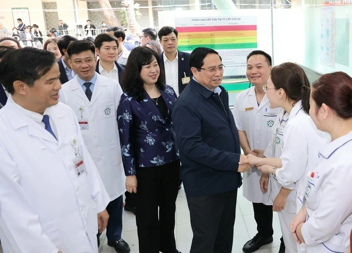 Thủ tướng Phạm Minh Chính và Bộ trưởng Y tế Đào Hồng Lan thăm, động viên y bác sĩ Bệnh viện Bạch Mai.