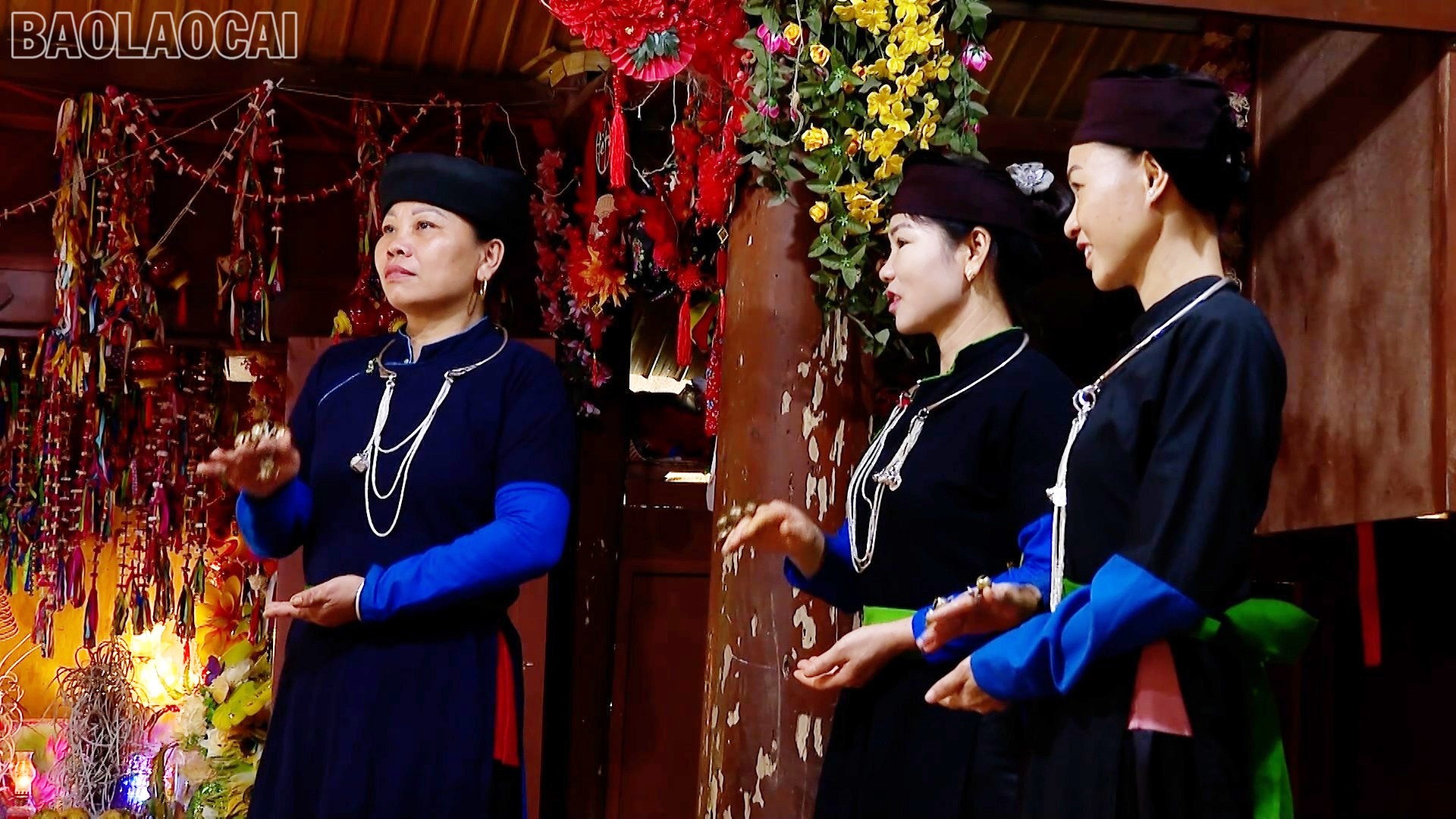 Bà Dung thực hiện xòe Then tại lễ hội tại Lễ hội đền Đông Cuông. image-1.jpg