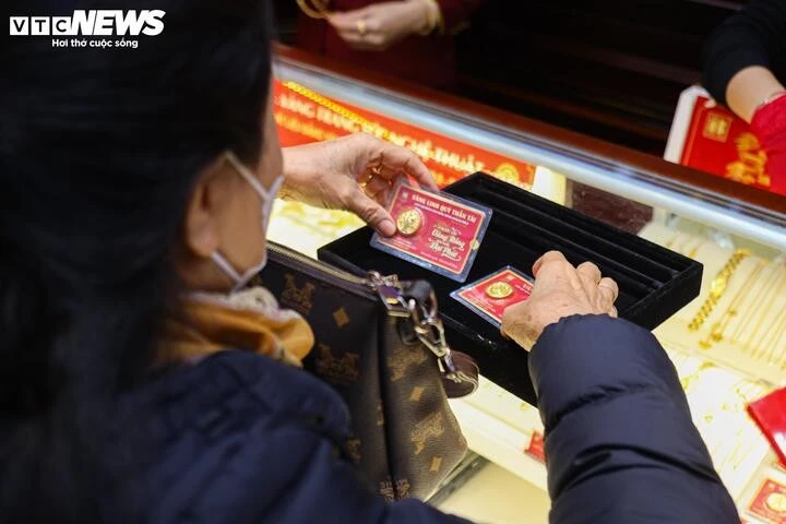 Nhiều người mua vàng ngày vía thần Tài 2025 dù giá biến động mạnh.