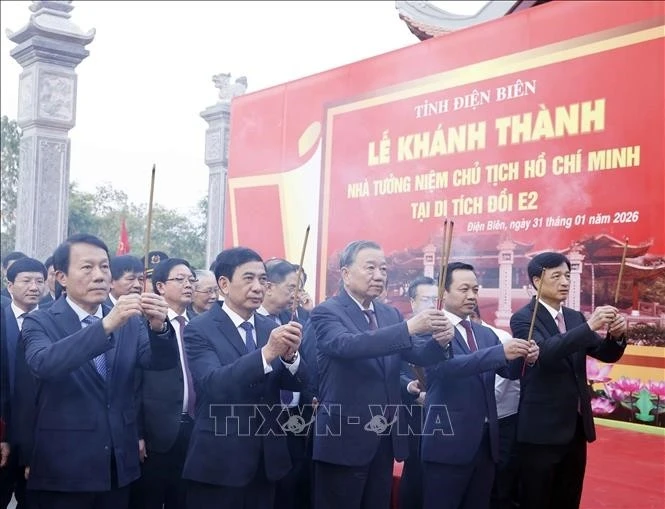 Tổng Bí thư Tô Lâm và Đoàn công tác Trung ương thành kính dâng hương tưởng niệm Chủ tịch Hồ Chí Minh.