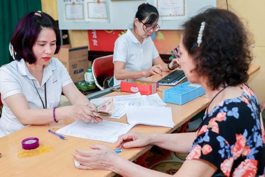 Năm 2026, độ tuổi nghỉ hưu của lao động nam sẽ là 61 tuổi 6 tháng, lao động nữ sẽ là 57 tuổi.