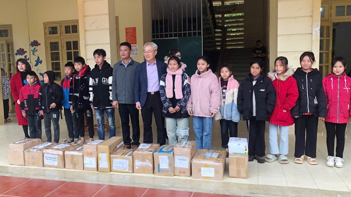 Tặng sách cho thư viện Trường PTDT bán trú THCS Bản Phố. trao-tang-sach-cho-thu-vien-truong-ptdt-ban-tru-thcs-ban-pho.jpg