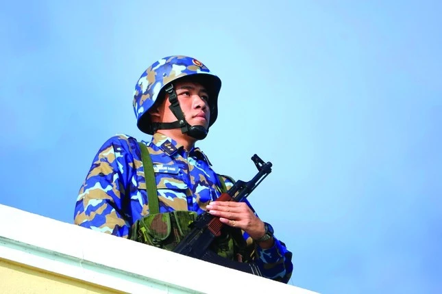 Chiến sĩ Hải quân canh giữ chủ quyền tại đảo Đá Tây B thuộc quần đảo Trường Sa.