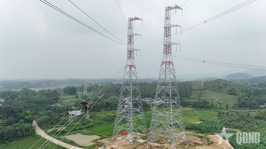 Công nhân của EVN kéo dây tại cột số 404. Công nhân của EVN kéo dây tại cột số 404.