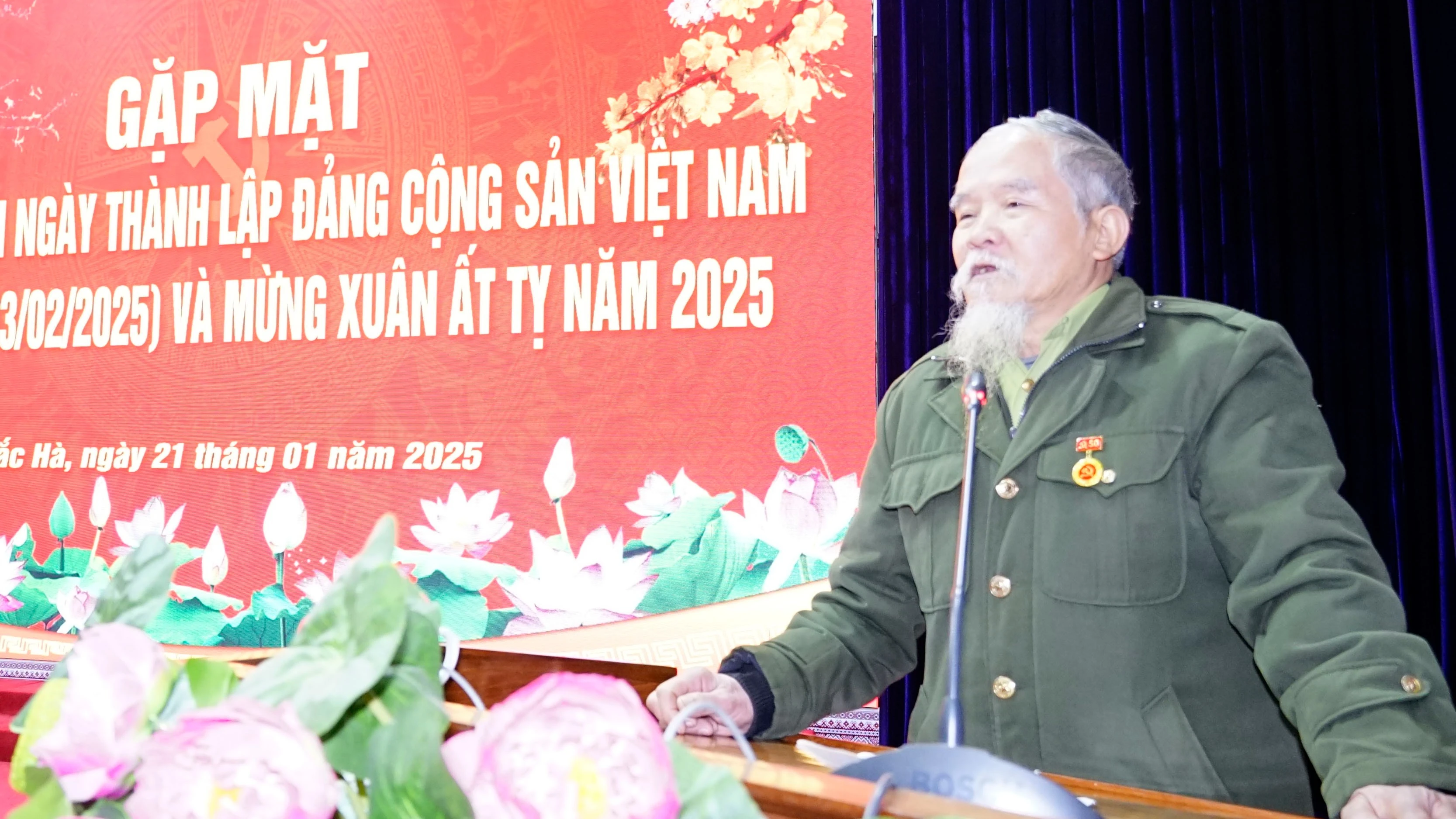 Đại diện đảng viên 50 năm tuổi Đảng phát biểu tại buổi gặp mặt.