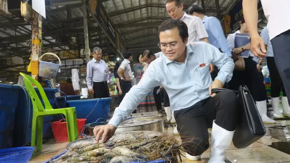Ông Cao Thanh Bình, Trưởng Ban Văn hóa - Xã hội, HĐND Thành phố Hồ Chí Minh, trực tiếp khảo sát tại chợ Bình Điền.