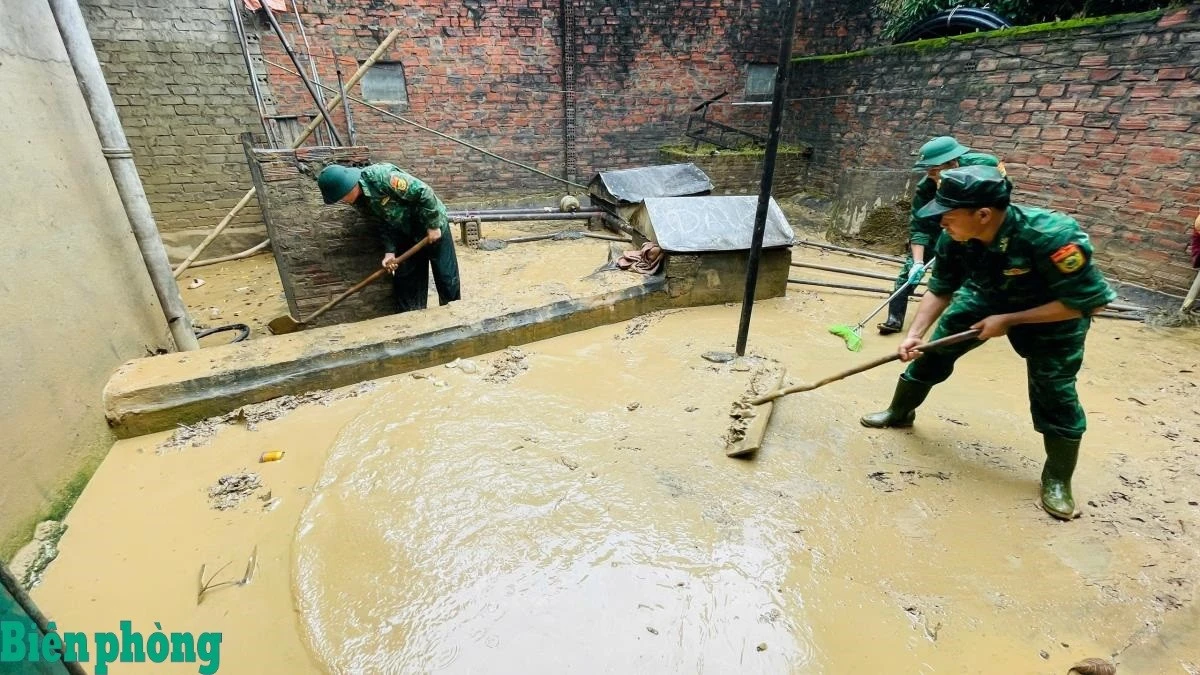 Trong hai năm 2024 và 2025, thiên tai đã gây thiệt hại kinh tế ước tính hơn 59.000 tỷ đồng. Trong ảnh: Cán bộ, chiến sĩ Bộ đội Biên phòng tỉnh Nghệ An giúp người dân dọn dẹp nhà cửa sau mưa lũ.