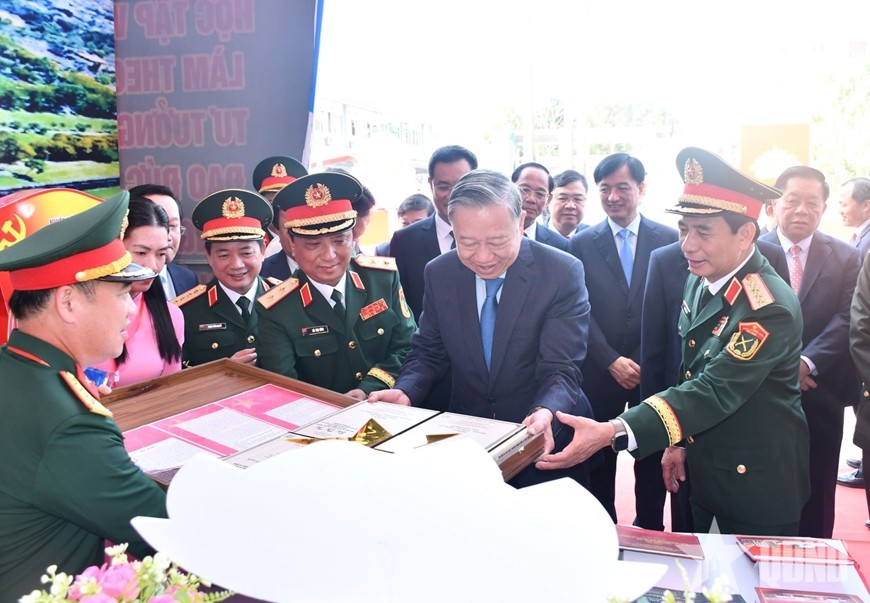 Tổng Bí thư Tô Lâm dự Lễ kỷ niệm 80 năm Ngày truyền thống Lực lượng vũ trang Quân khu 4 ảnh 9 Tổng Bí thư Tô Lâm dự Lễ kỷ niệm 80 năm Ngày truyền thống Lực lượng vũ trang Quân khu 4 ảnh 9