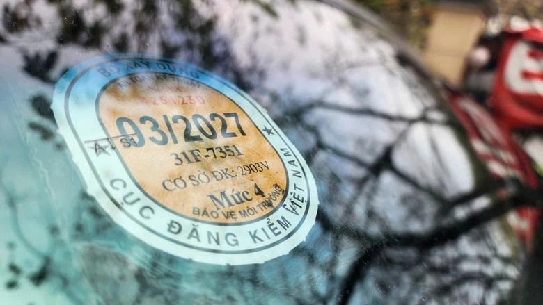 Tem kiểm định bị sai thông tin sẽ được cấp lại mà không cần đưa phương tiện đến cơ sở đăng kiểm để kiểm tra, đánh giá lại (ảnh minh hoạ).