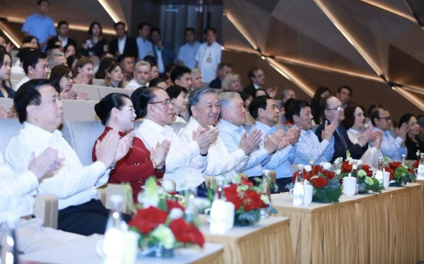 Tổng Bí thư Tô Lâm và các đồng chí lãnh đạo, đại biểu dự chương trình.